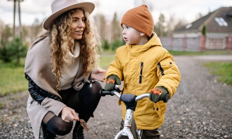 Relația Ruxandrei cu mama sa a fost întotdeauna complicată. Elisabeta, o femeie cu opinii puternice și o voință și mai puternică, a făcut clar că crede în dragostea dură. Ea le reamintea adesea Ruxandrei și fratelui său, Ionuț, că nu sunt îndreptățiți la nimic doar pentru că sunt copiii ei. Această filozofie s-a extins la toate aspectele vieții Ruxandrei, inclusiv când a devenit mamă pentru Matei, fiul ei energic de patru ani